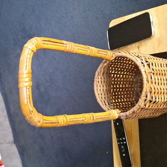 Wicker basket -long handled with 3 metal feet measures 17 inches tall - Picture 4 of 8